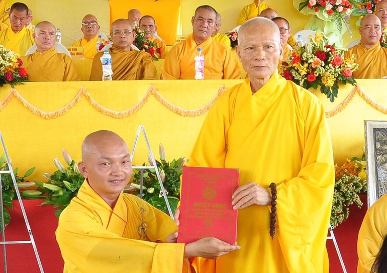 Hòa thượng Thích Thông Hội trao quyết định bổ nhiệm trụ trì chùa Linh Bửu đến Đại đức Thích Đồng Thọ