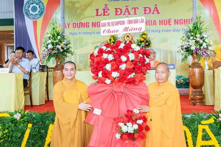 Ban Trị sự GHPGVN tỉnh Đắk Lắk tặng hoa chúc mừng