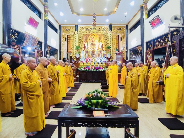 Chư Tăng Q.Tân Bình tham dự lễ Bố-tát tại chùa Giác Tánh vào sáng nay, 23-4