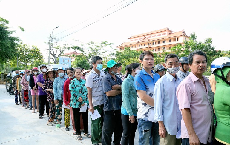 500 phần quà được trao đến người dân có hoàn cảnh khó khăn tại xã Lê Minh Xuân, H.Bình Chánh, TP.HCM