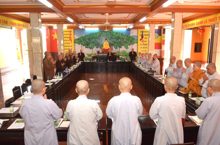 Chư tôn đức niệm Phật cầu gia bị trước khi tiến hành phiên họp
