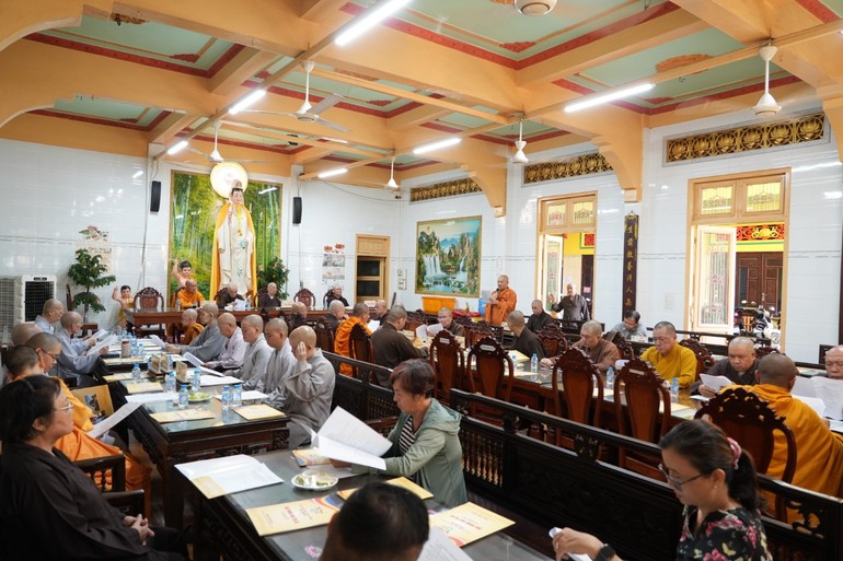 Quang cảnh phiên họp của Ban Trị sự GHPGVN Q.6 diễn ra chiều nay, 25-4, tại chùa Tuyền Lâm