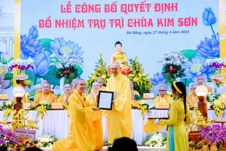Hòa thượng Thích Từ Nghiêm trao quyết định bổ nhiệm trụ trì chùa Kim Sơn đến Đại đức Thích Nguyên An