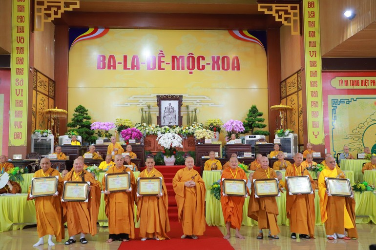 Trưởng lão Hòa thượng Thích Nhật Quang trao Bằng tuyên dương công đức đến Hội đồng thập sư đàn Tỳ-kheo