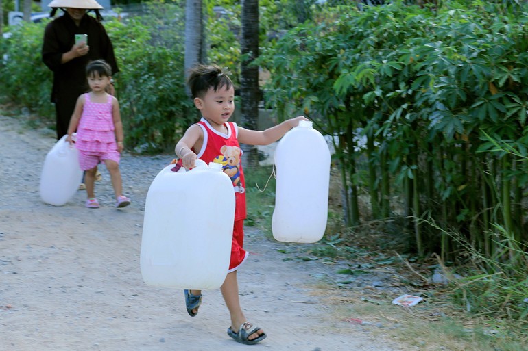 Em đi lấy nước sạch