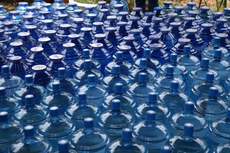 Hơn 1.300 bình nước sạch được vận chuyển đến H.Gò Công Đông, Tiền Giang để hỗ trợ bà con vùng hạn mặn