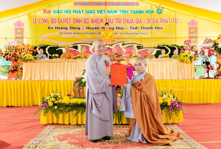 Ni trưởng Thích Đàm Hòa trao quyết định bổ nhiệm trụ trì chùa Già - Di Đà Phật tự đến Sư cô Thích nữ Tịnh Nhân