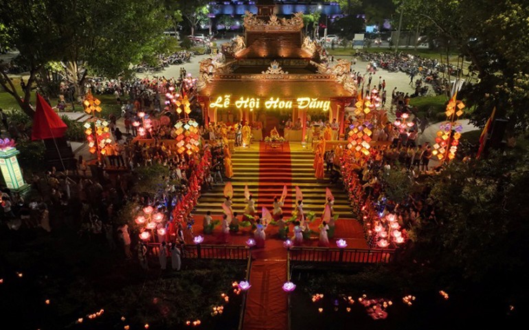 Lễ hội hoa đăng do Ban Trị sự GHPGVN tỉnh Thừa Thiên Huế tổ chức tại Festival Huế 2022