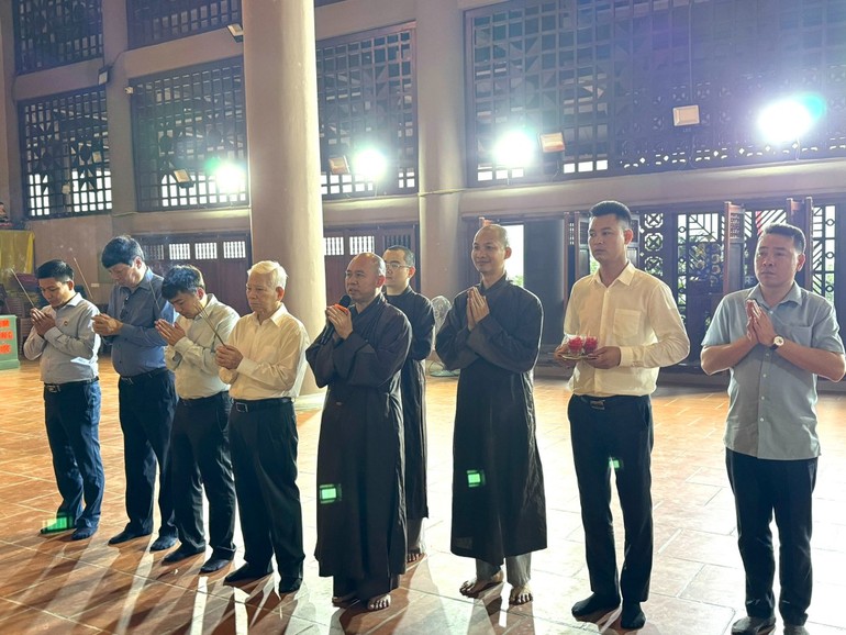 Nguyên Chủ tịch nước Nguyễn Minh Triết cùng các thành viên của phái đoàn dâng hương lễ Phật tại chánh điện chùa Linh Quang