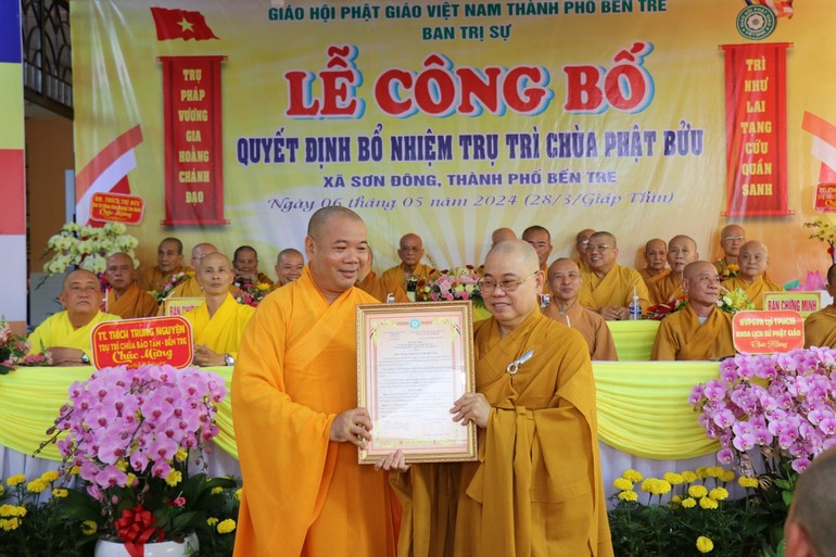 Thượng tọa Thích Trí Thọ, Phó Trưởng ban Thường trực Ban Trị sự GHPGVN tỉnh Bến Tre trao quyết định bổ nhiệm trụ trì chùa Phật Bửu đến Thượng tọa Thích Trung San 