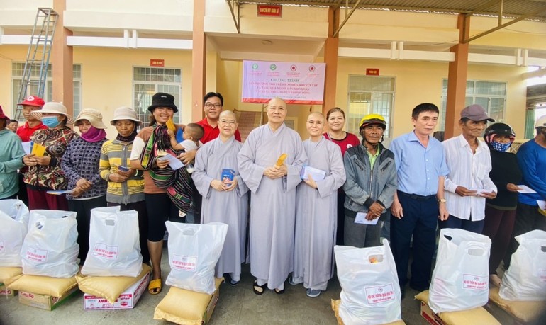Chư Ni chùa Dược Sư, Từ Hạnh tặng 400 quà đến trẻ em và người dân khó khăn tại H.Krông Bông, tỉnh Đắk Lắk