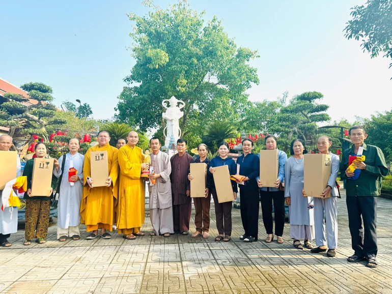 Đại đức Thích Tuệ Minh, trụ trì chùa Chí Linh trao cờ Phật giáo, băng-rôn và tượng Phật đản sinh đến đại diện các đạo tràng trên địa bàn H.Yên Thành, Nghệ An