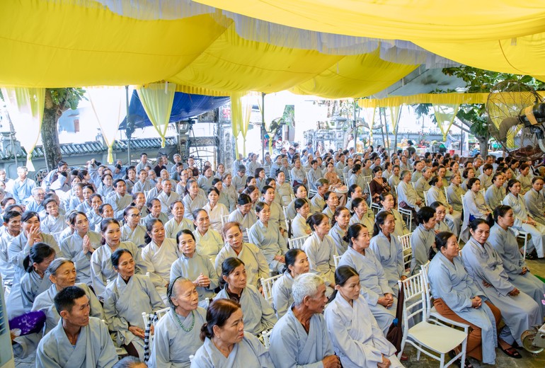 Hơn 500 Phật tử tham dự Khóa tu An lạc lần thứ 11 “Hương sen đầu hạ”