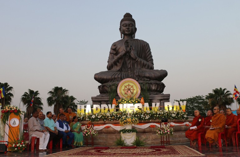 Đại lễ Phật đản Phật lịch 2568 tại lễ đài chính của Trường Gautam Buddha (TP.Greater Noida, bang Uttar Pradesh, Ấn Độ)