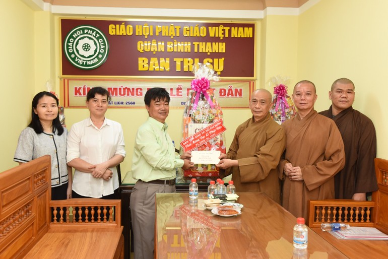 Đoàn Ban Tôn giáo TP.HCM tặng quà chúc mừng Đại lễ Phật đản Phật lịch 2568 đến Ban Trị sự GHPGVN Q.Bình Thạnh