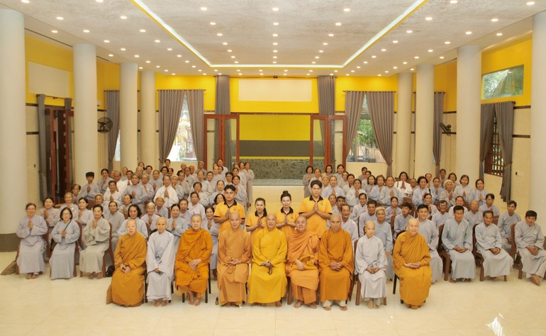 Phật tử đạo tràng chùa Phước Thới lưu niệm cùng chư tôn đức Ban Hoằng pháp GHPGVN tỉnh Tiền Giang