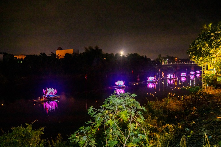 Thắp sáng 7 đóa sen trên sông Vĩnh Điện (TX.Điện Bàn, Quảng Nam) đón mừng Đại lễ Phật đản Phật lịch 2568