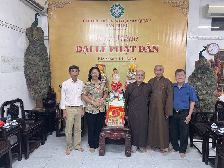 Đoàn Ban Dân vận Thành ủy TP.HCM chúc mừng Phật đản đến Ban Trị sự Phật giáo Q.6