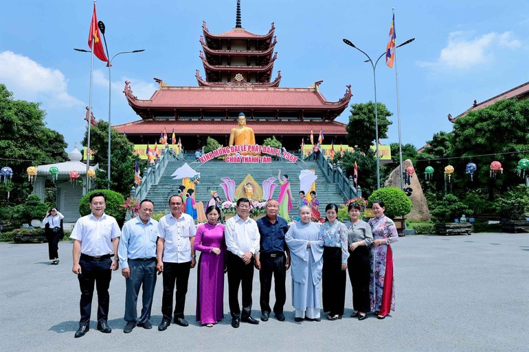 Đoàn lưu niệm trước lễ đài Phật đản tại chùa Thanh Tâm