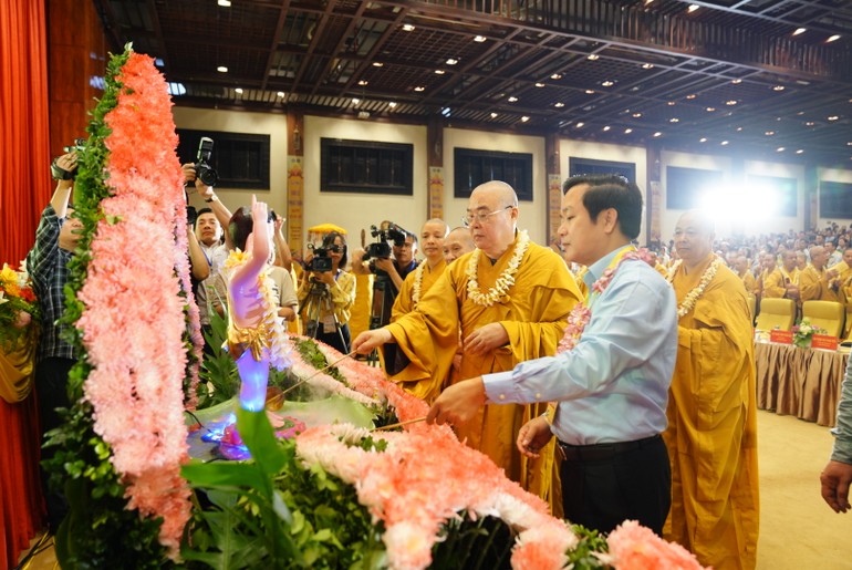 Trưởng lão Hòa thượng Thích Thanh Nhiễu cùng đại biểu thực hiện nghi thức Tắm Phật