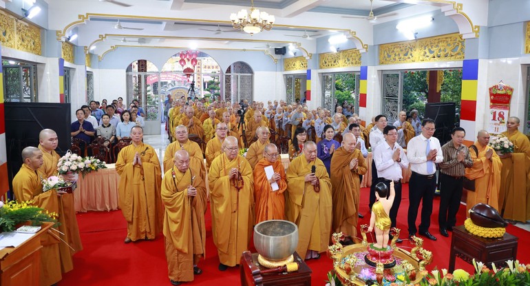 Chư Tăng Ni, đại biểu, Phật tử tham dự Đại lễ Phật đản Phật lịch 2568 tại chùa Dược Sư (Q.Bình Thạnh, TP.HCM)