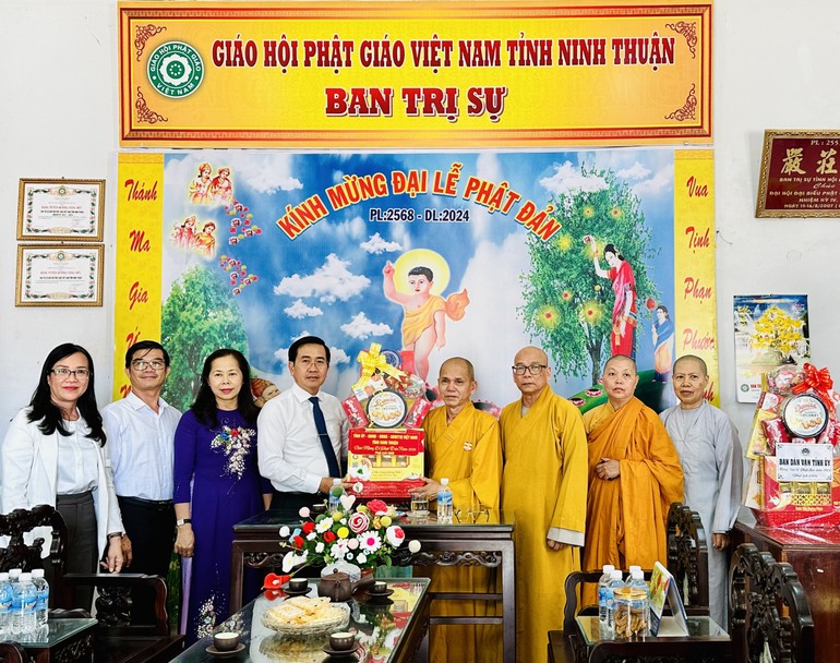 Đoàn lãnh đạo Tỉnh ủy - HĐND - UBND - Ủy ban MTTQVN tỉnh Ninh Thuận chúc mừng Phật đản tại Văn phòng Ban Trị sự - chùa Sùng Ân