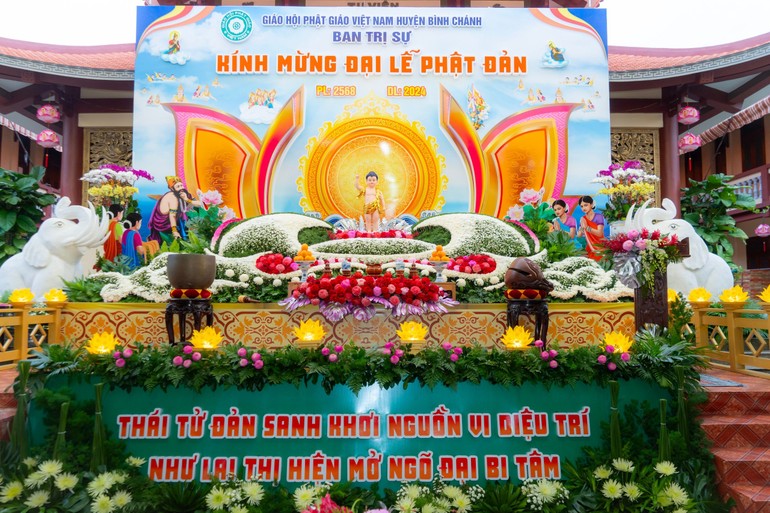 Lễ đài chính tại tu viện Tường Vân - nơi diễn ra Đại lễ Phật đản Phật lịch 2568 của Phật giáo H.Bình Chánh vào sáng nay, 13-4-Giáp Thìn (20-5-2024)