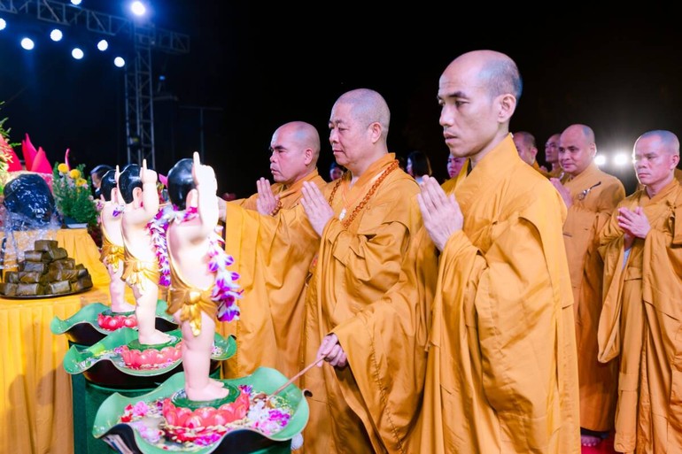 Chư tôn đức trang nghiêm cử hành nghi thức Tắm Phật truyền thống