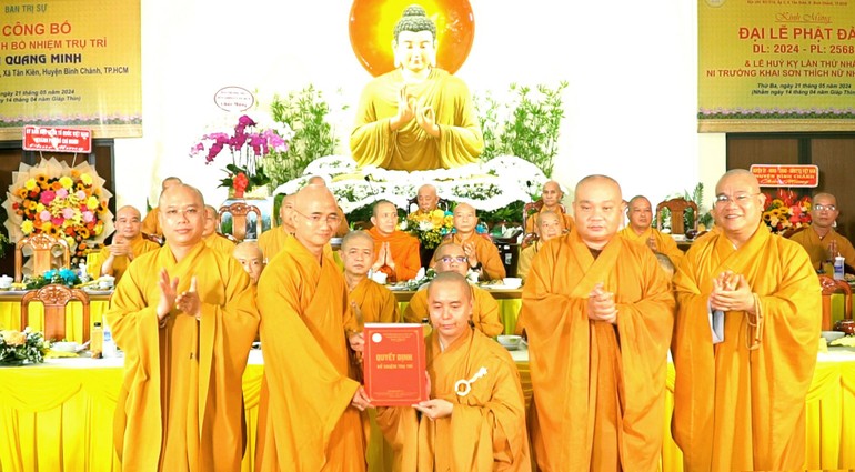 Thượng tọa Thích Thiện Quý trao quyết định bổ nhiệm trụ trì chùa Quang Minh đến Đại đức Thích Giác Hạnh