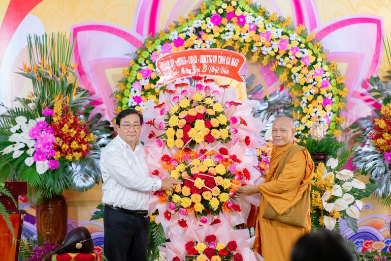 Lãnh đạo tỉnh Cà Mau tặng hoa chúc mừng Đại lễ Phật đản Phật lịch 2568