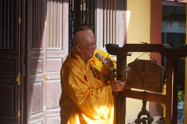 Trưởng lão Hòa thượng Thích Trí Viên khai chung bảng kiết giới an cư cho chư Tăng tại trường hạ chùa Phổ Đà