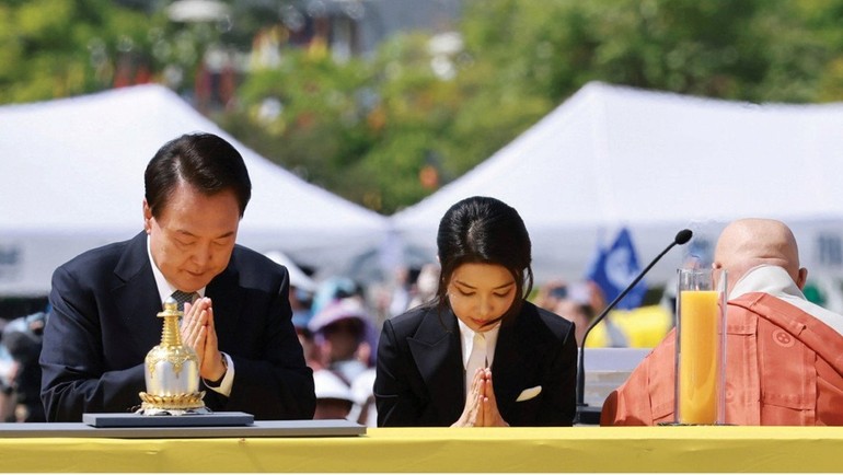 Tổng thống Yoon Suk-yeol và Đệ nhất phu nhân Kim cầu nguyện
