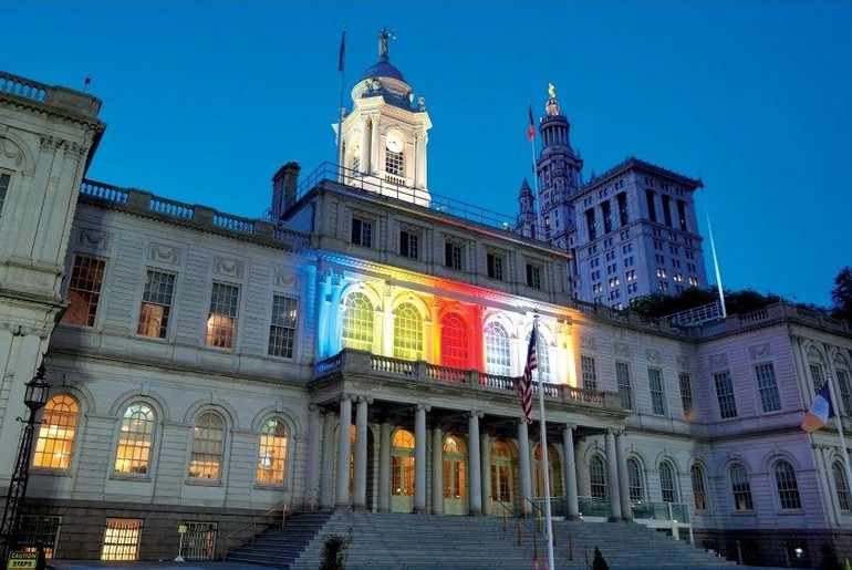 Tòa thị chính New York và các tòa nhà quan trọng khác của thành phố đã được chiếu sáng màu cờ Phật giáo quốc tế (màu xanh lam, vàng, đỏ, trắng và cam) nhân Đại lễ Vesak 2024 vừa qua