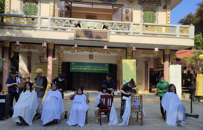 Gia đình Phật tử Tân Ninh tổ chức buổi hiến tóc tặng bệnh nhân ung thư nhằm hưởng ứng chương trình hiến tóc của mạng lưới ung thư vú Việt Nam BCNV