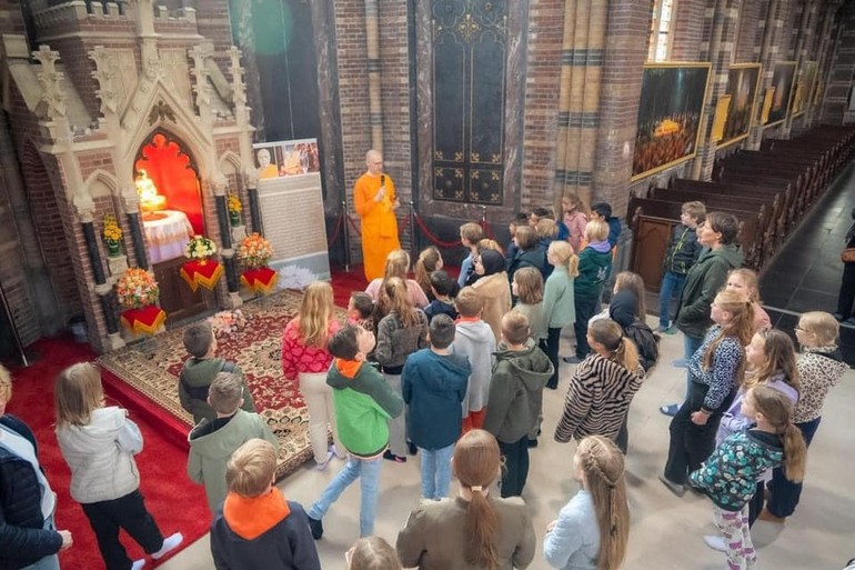 Học sinh tiểu học tại Hà Lan tìm hiểu về đạo Phật trong một ngôi chùa được cải tạo từ thánh đường