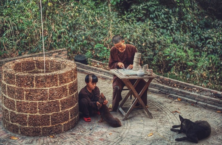 Thầy Thích Đạo Nguyên với công việc làm gốm tại chùa