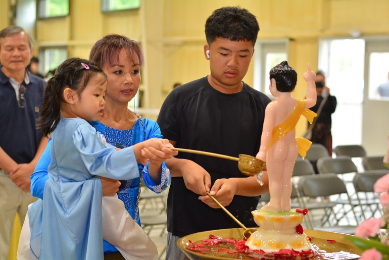 Con em các gia đình người Việt sống tại Texas, Hoa Kỳ đến chùa dự lễ Phật đản - Ảnh: THBM