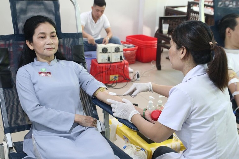 Ban Tổ chức chương trình "Chủ nhật đỏ" đã tiếp nhận hơn 175 đơn vị máu để chia sẻ với những bệnh nhân đang cần