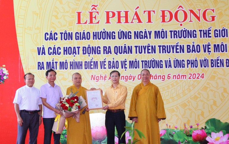 Trao quyết định ra mắt mô hình điểm "Tôn giáo bảo vệ môi trường và ứng phó với biến đổi khí hậu" tại chùa An Thái, xã Quỳnh Long, H.Quỳnh Lưu, Nghệ An