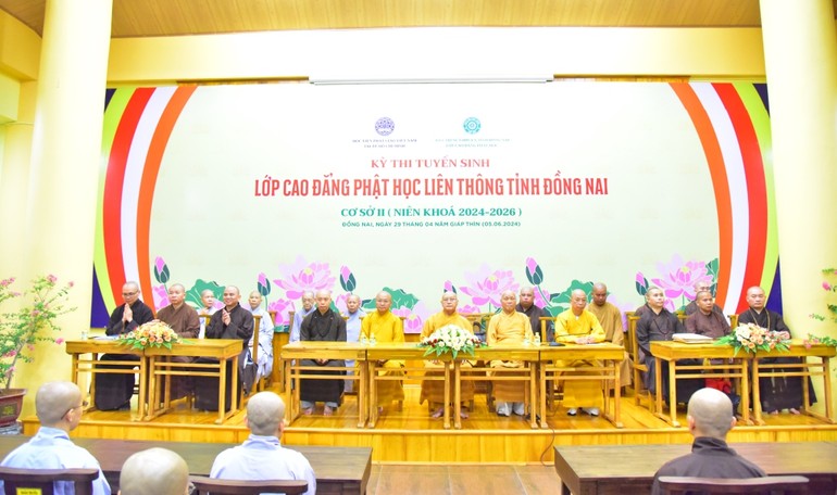 Chư tôn đức chứng minh Lễ khai mạc kỳ thi tuyển sinh Lớp Cao đẳng Phật học liên thông tỉnh Đồng Nai (2024-2026)