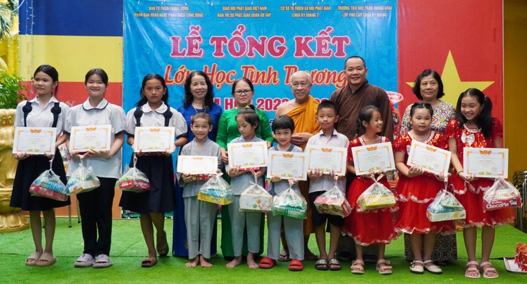 Lễ tổng kết, trao phần thưởng đến các em học sinh lớp phổ cập Trường Tiểu học Trần Quang Khải - chùa Kỳ Quang II (Q.Gò Vấp, TP.HCM)