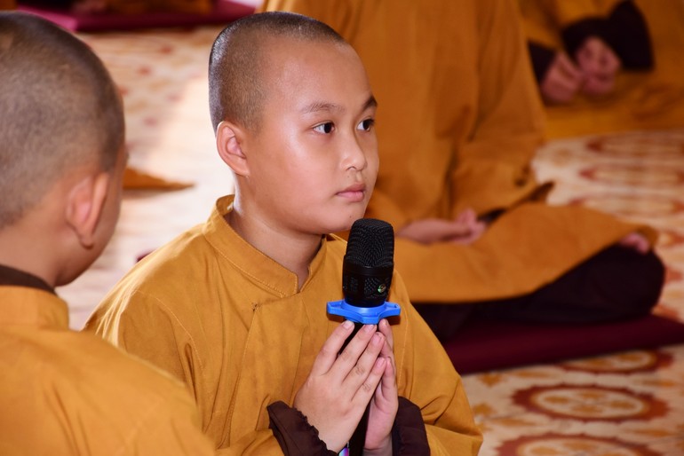 Chú Sa-di tham vấn Phật pháp tại khóa tu
