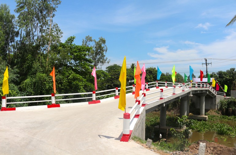Cầu Hiệp An bắt ngang kênh Đồng Xúc, nối hai bờ ấp Mỹ Thuận và ấp Nhơn Ngãi có chiều dài 45m, chiều ngang 4m, tải trọng 5 tấn