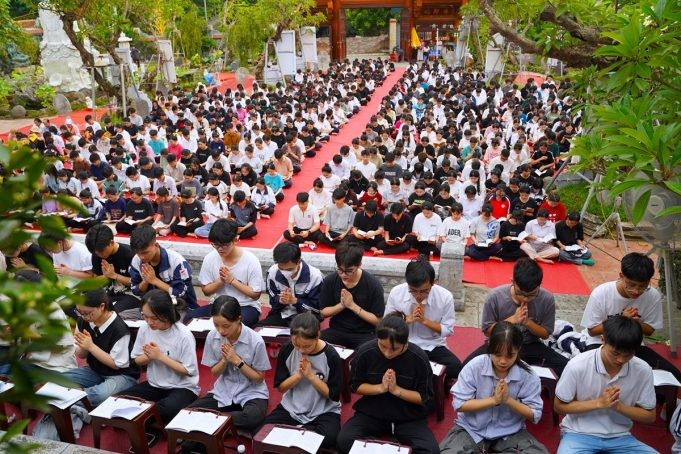Các bạn trẻ về chùa Quan Âm tụng kinh cầu nguyện trước kỳ thi năm 2024