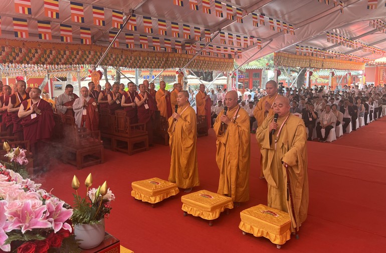 Khóa lễ cầu nguyện của đoàn đại biểu Phật giáo Việt Nam nơi lễ đài chính bảo tháp Xá-lợi răng Phật tại chùa Linh Quang (Bắc Kinh, Trung Quốc)