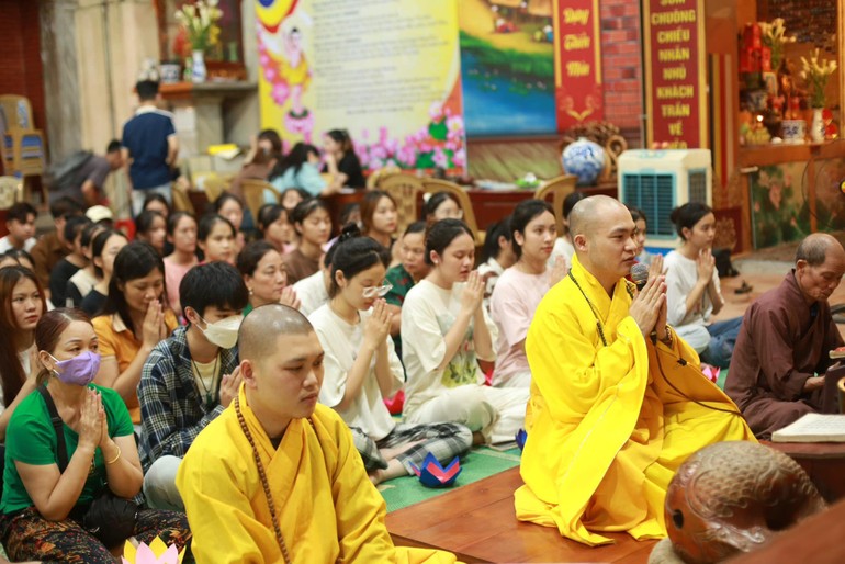 Đại đức Thích Nguyên Quang, trụ trì chùa Đông Nam chủ trì khóa lễ cầu nguyện