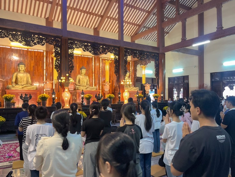 Gần 600 học sinh, sinh viên về chùa Quan Âm tham dự đêm hoa đăng “Ước nguyện mùa thi”