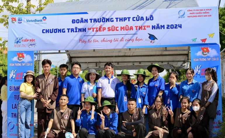 Các phụng sự viên chùa Phúc Lạc cùng các bạn đoàn viên, thanh niên tại điểm thi Trường THPT Cửa Lò