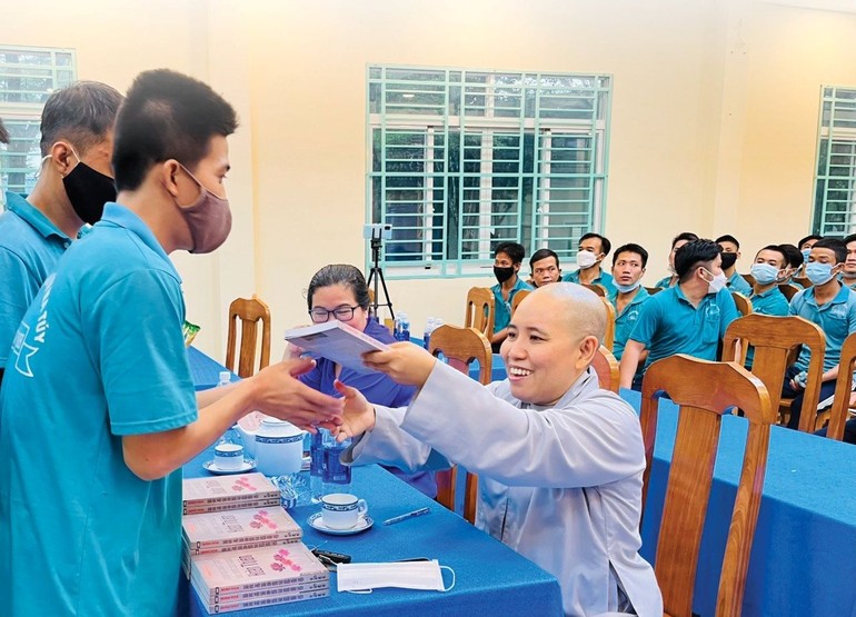 Sư cô Minh Hoa trao tặng sách tại Trung tâm Cai nghiện ma túy Phước Bình, H.Long Thành, Đồng Nai