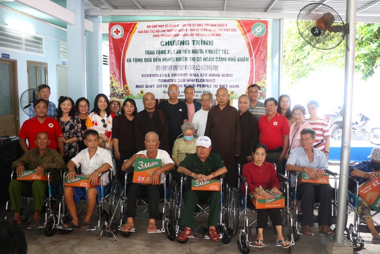 Đoàn trao quà và xe lăn đến người khuyết tật H.Củ Chi, TP.HCM